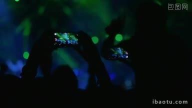 <strong>人们</strong>拿着智能手机在舞台上拍摄表演的慢动作镜头